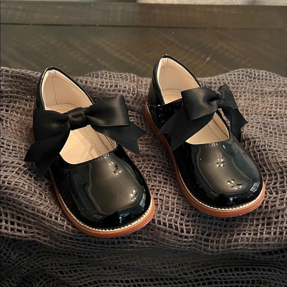 Classic Black Patent Mary Jane Dress Shoes with Satin Bow for Girls